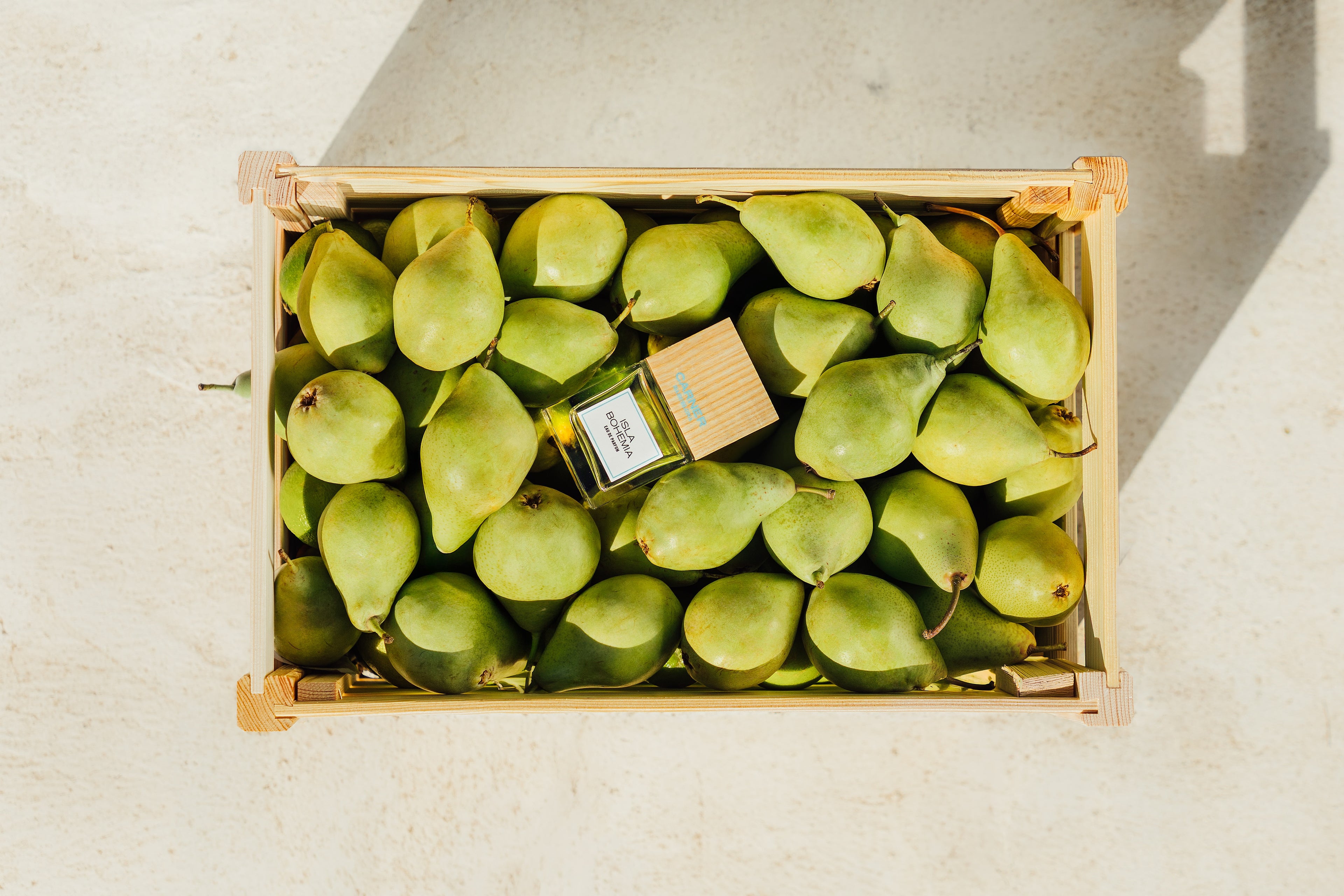 Box of green pears with the perfume Isla Bohemia